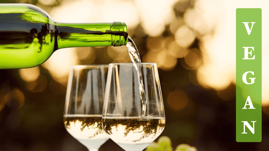 Weinflasche schenkt wein in 2 Gläser ein