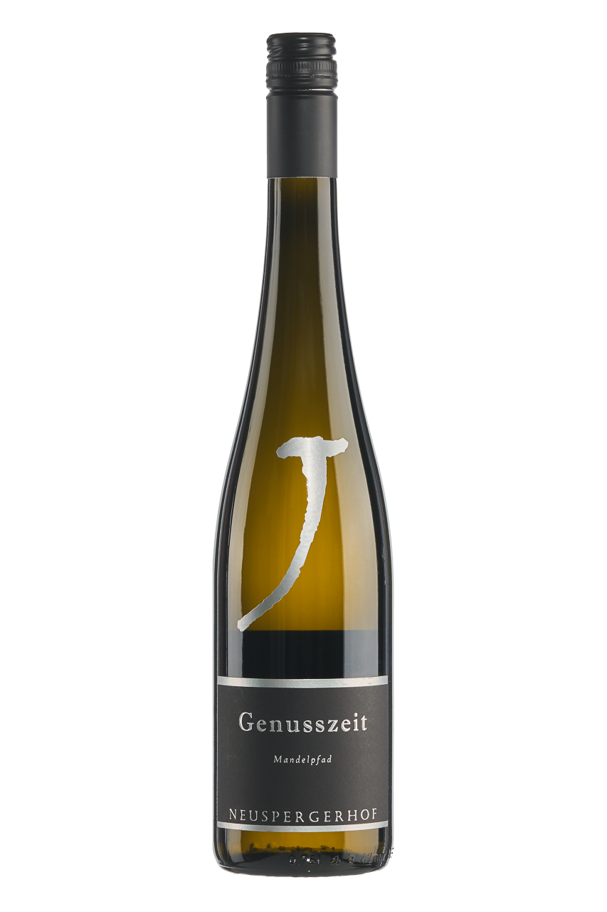 Flasche mit Weißwein mit der Aufschrift Genusszeit Mandelpfad