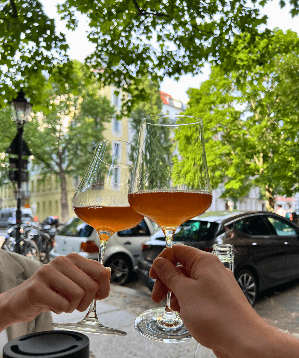 2 Gläser Orangewein